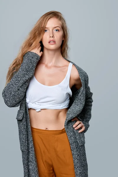 Modische schöne Frau in warm gestrickter Strickjacke — Stockfoto