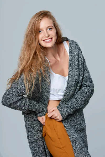 Smějící se ženu v Teplý pletený svetr — Stock fotografie