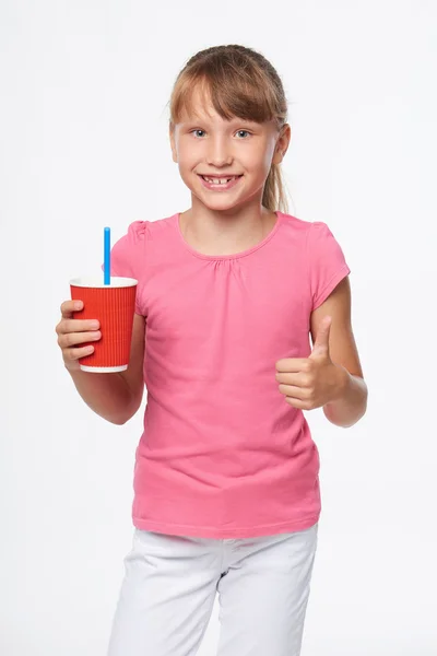 Маленькая девочка держит напиток в одноразовой бумажной чашке — стоковое фото