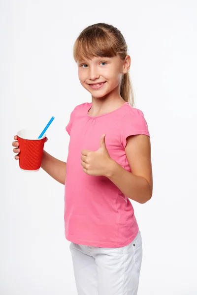 Ragazzina bambino che tiene un drink in tazza di carta usa e getta — Foto Stock