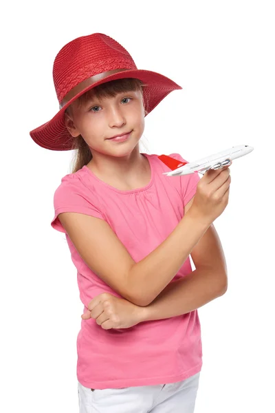 Linda menina usando chapéu de turista segurando pequeno brinquedo avião — Fotografia de Stock