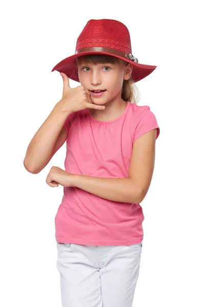 Niña con sombrero de viajero haciendo un gesto de llamarme —  Fotos de Stock