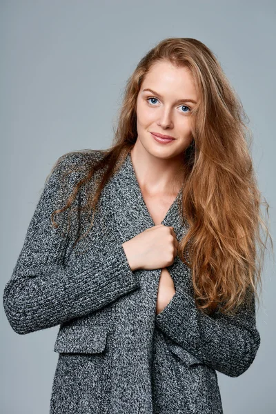 Woman muffling in warm knitted cardigan — Stock Photo, Image