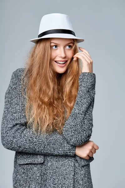 Vrouw in warm gebreid vest — Stockfoto