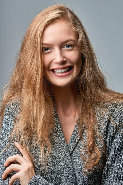 Glücklich lachende Frau in warm gestrickter Strickjacke — Stockfoto