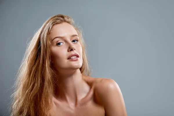 Closeup of sensual woman looking at camera — Stock Photo, Image