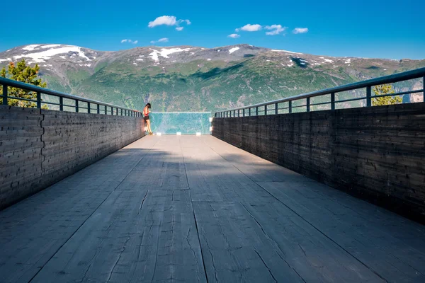 Žena se těší scenics z Stegastein hlediska — Stock fotografie