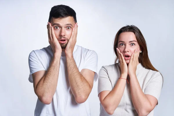 Casal confuso emoção assustadora sobre fundo cinza — Fotografia de Stock