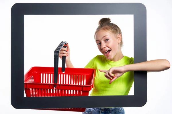 Online Shopping Concept Trendy Teen Girl Looking Digital Screen Holding — Stock Photo, Image