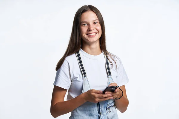 Sonriente chica adolescente con teléfono inteligente en las manos, — Foto de Stock