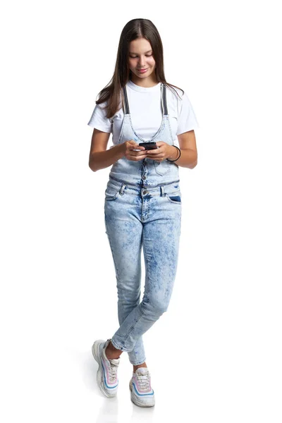 Sorrindo menina adolescente com telefone inteligente em mãos, — Fotografia de Stock