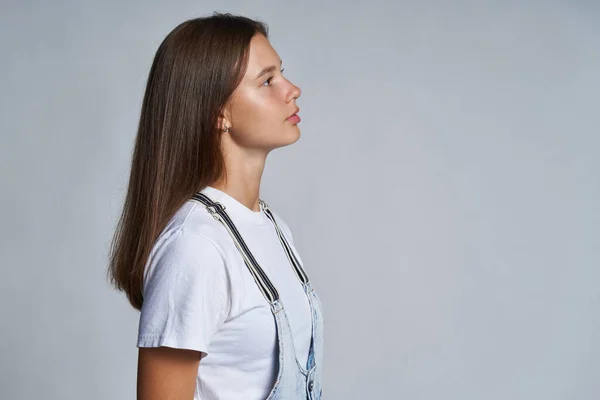 Portrait de profil rapproché d'un adolescent gir impatient — Photo