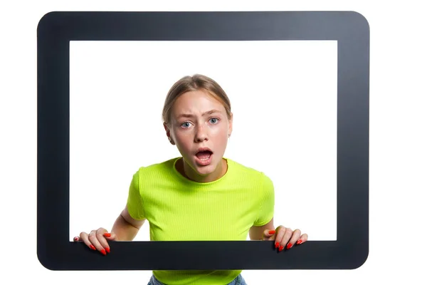 Indignante Chica Mirando Través Tableta Digital Marco Sobre Fondo Blanco — Foto de Stock