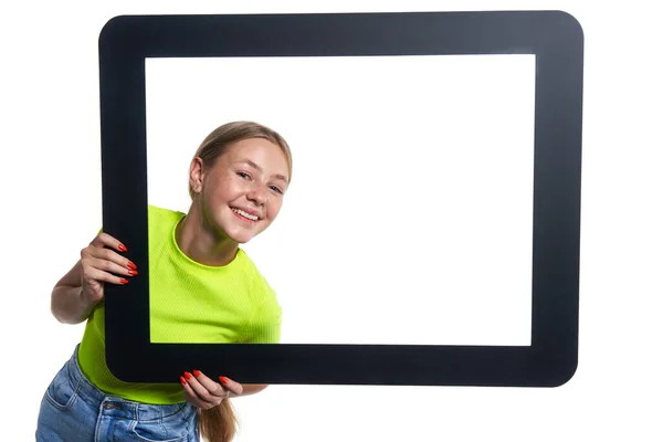 Menina Sorridente Feliz Espreitando Através Quadro Tablet Digital Sobre Branco — Fotografia de Stock