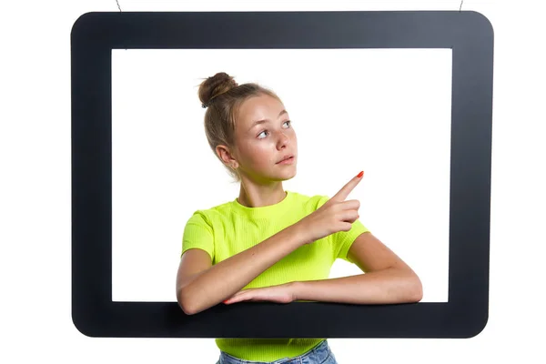 Adolescente Chica Mirando Través Tableta Digital Marco Apuntando Dedo Lado — Foto de Stock