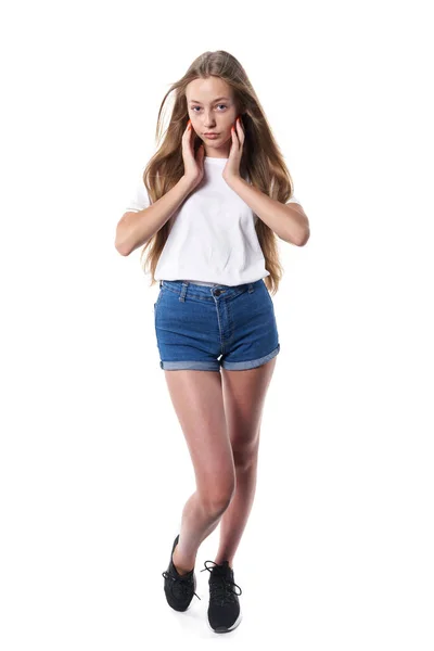 Full Length Casual Teen Girl Wearing White Shirt Denim Shorts — Stock Photo, Image