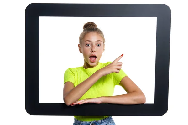 Zszokowany Nastolatka Dziewczyna Patrząc Przez Cyfrowy Tablet Ramki Wskazując Palec — Zdjęcie stockowe