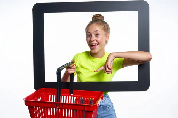 Online Shopping Concept Trendy Teen Girl Looking Digital Screen Holding — Stock Photo, Image
