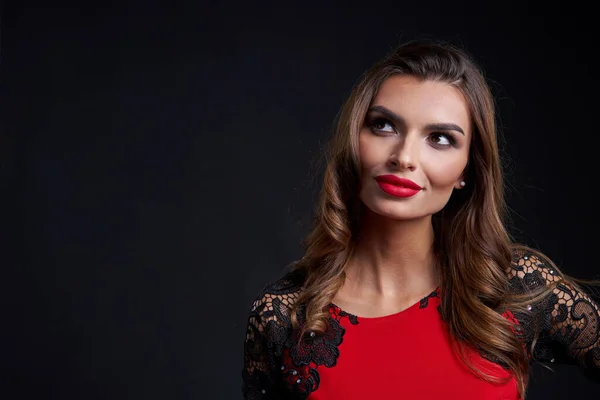 Primer Plano Hermosa Mujer Vestido Rojo Maquillaje Labios Rojos Mirando —  Fotos de Stock