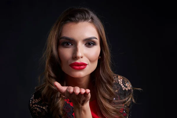 Primer Plano Mujer Hermosa Con Los Labios Rojos Maquillaje Soplando —  Fotos de Stock