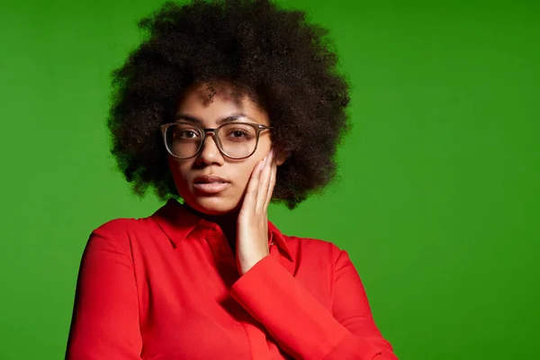 Nahaufnahme Eines Denkenden Jungen Afroamerikanischen Mädchens Mit Brille Und Rotem — Stockfoto