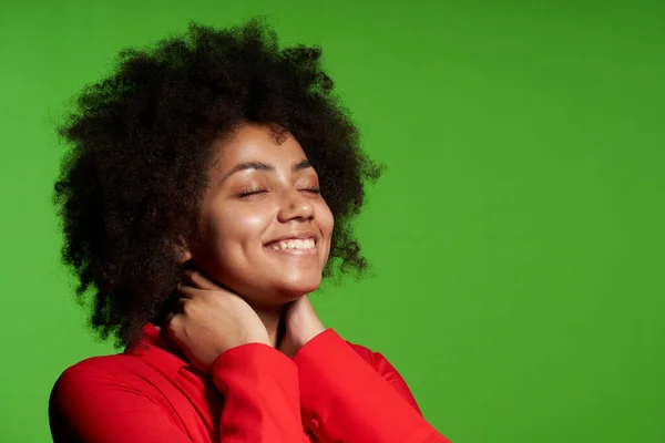 Primer Plano Niña Afroamericana Complacida Sonriendo Disfrutando Con Los Ojos — Foto de Stock