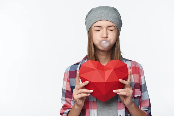 Adolescente chica sosteniendo rojo poligonal papel forma de corazón — Foto de Stock