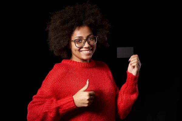 Elégedetlen súlyos fiatal afro-amerikai lány szemüvegben és piros ingben — Stock Fotó