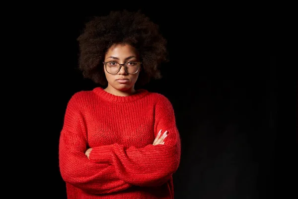 Ofendido amuado jovem afro-americano menina em óculos com as mãos dobradas — Fotografia de Stock