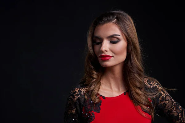 Closeup žena v červených šatech a červené rty make-up při pohledu na kameru — Stock fotografie