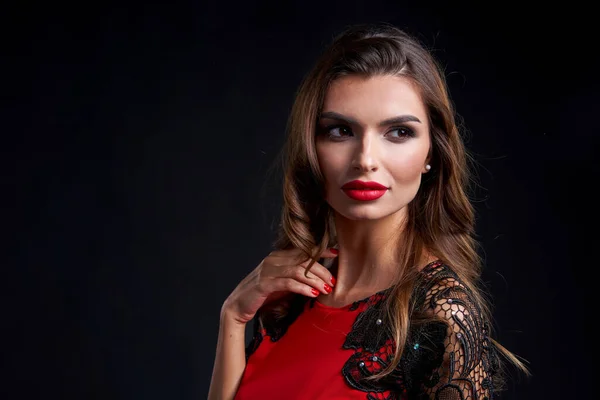 Close-up vrouw in rode jurk en rode lippen make-up op zoek naar kant — Stockfoto