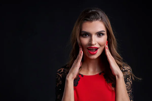 Fechar-se de excitado surpreendido linda mulher em vestido de festa e maquiagem lábios vermelhos olhando para a câmera gritando — Fotografia de Stock