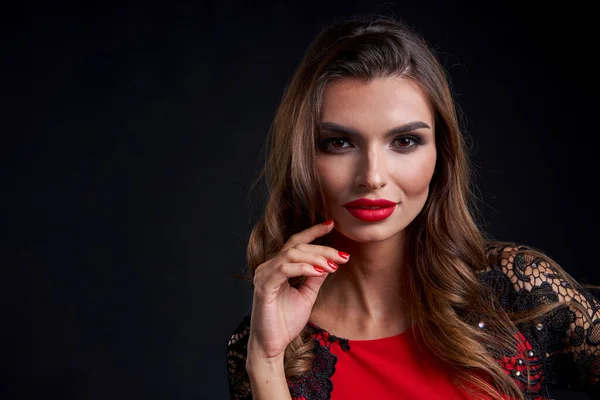 Penutup Wanita Cantik Dalam Gaun Pesta Dan Makeup Bibir Merah — Stok Foto