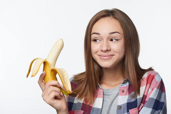 Primer Plano Adolescente Feliz Sosteniendo Medio Plátano Pelado Comerlo Mirándolo —  Fotos de Stock