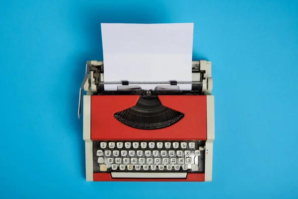 Vista Dall Alto Della Macchina Scrivere Vintage Rossa Con Foglio — Foto Stock