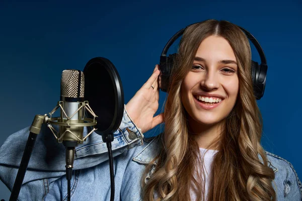 Chica Blogger Grabando Podcast Audio Feliz Chica Sonriente Con Micrófono —  Fotos de Stock