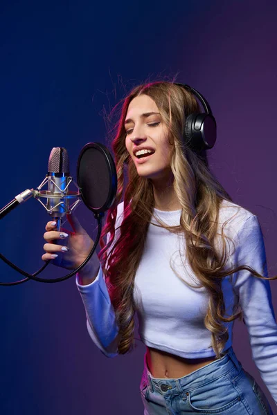 Menina Cantora Com Microfone Jovem Caucasiana Cantando Desfrutando Com Olhos — Fotografia de Stock