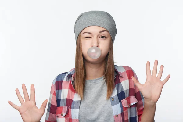 Engañar Adolescente Chica Soplando Bubblegum Mostrando Palmas Las Manos Guiño —  Fotos de Stock