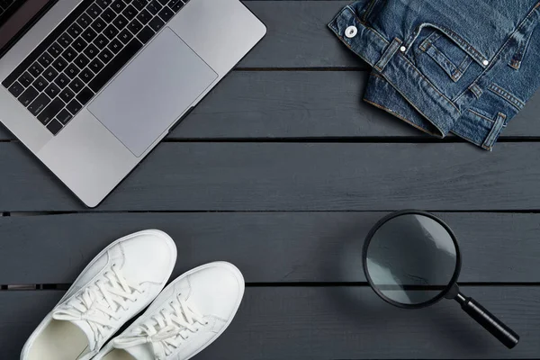 Mall Ovanifrån Laptop Skor Jeans Och Förstoringsglas Över Grova Träplankor — Stockfoto