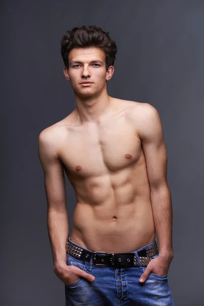 Modelo de moda masculina com corte de cabelo moderno — Fotografia de Stock