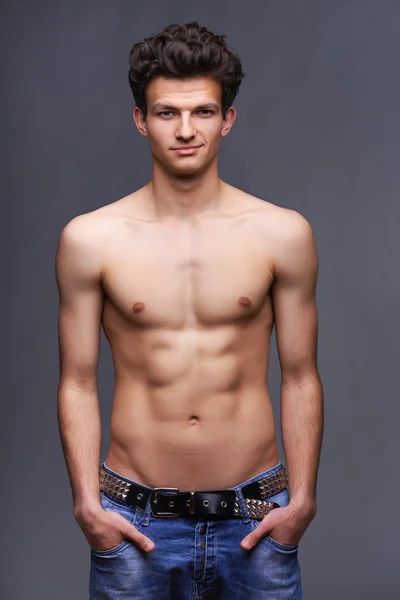 Modelo de moda masculina com corte de cabelo moderno — Fotografia de Stock