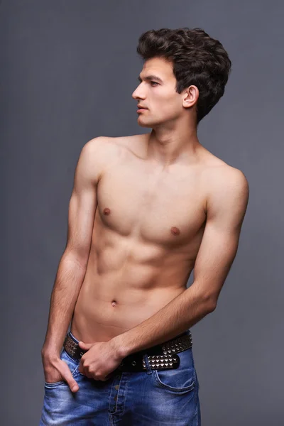 Model de moda masculin cu tunsoare moderna — Fotografie, imagine de stoc