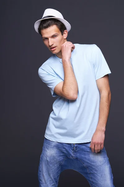 Hombre guapo en blanco camiseta azul y sombrero fedora — Foto de Stock