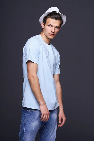 Stilig man i blank blå t-shirt och fedora hatt — Stockfoto