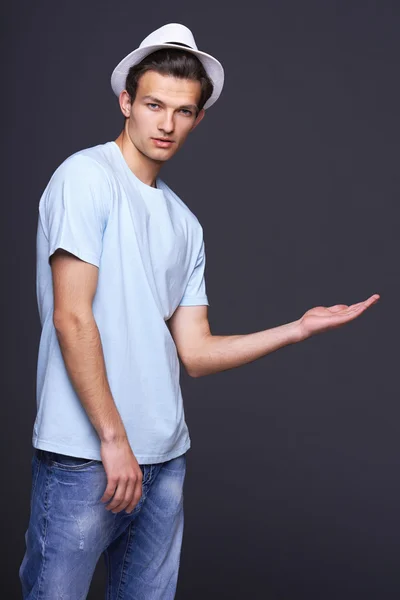 Homem elegante mostrando palma da mão aberta com espaço de cópia — Fotografia de Stock