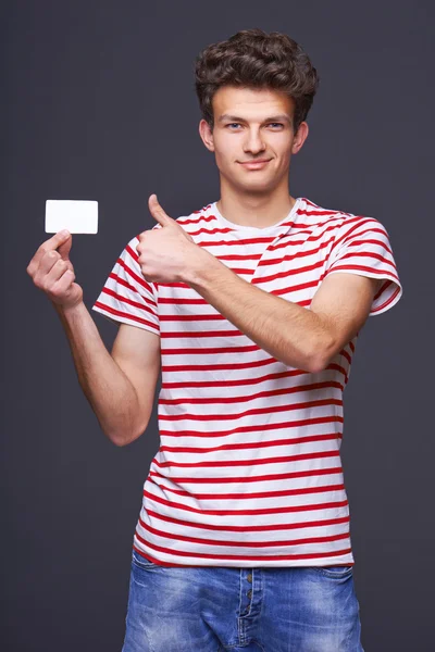 Muž ukazuje prázdný prázdný papír karet znamení — Stock fotografie
