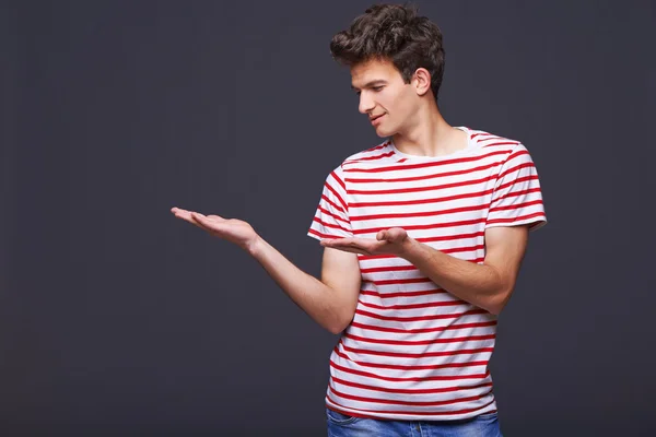 Hombre mostrando palma de mano abierta con espacio de copia para producto o texto — Foto de Stock