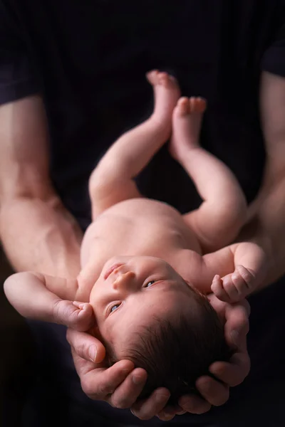 Newborn baby in dads hands — Stock Photo, Image