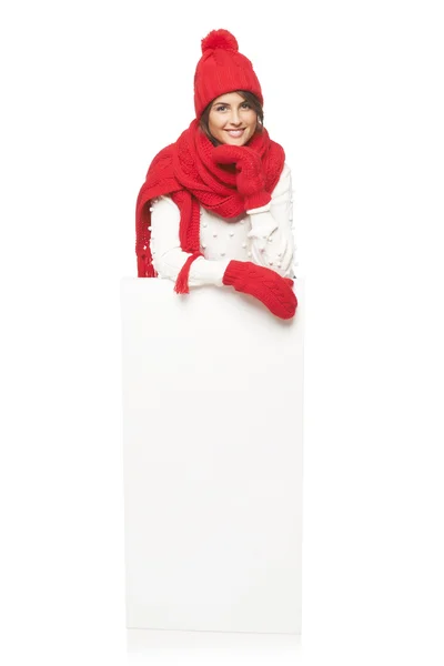 Зимняя женщина со знаменем — стоковое фото