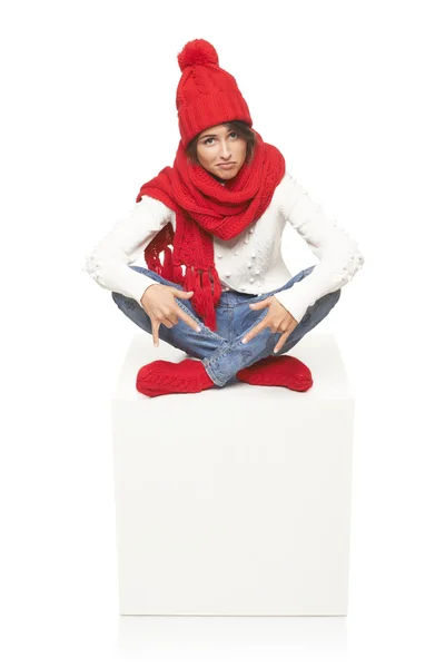 冬季女人坐在空白广告牌帖牌 — 图库照片